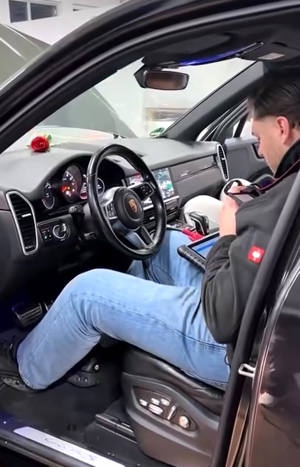 Egzon Hyseni bei einer KFZ-Begutachtung