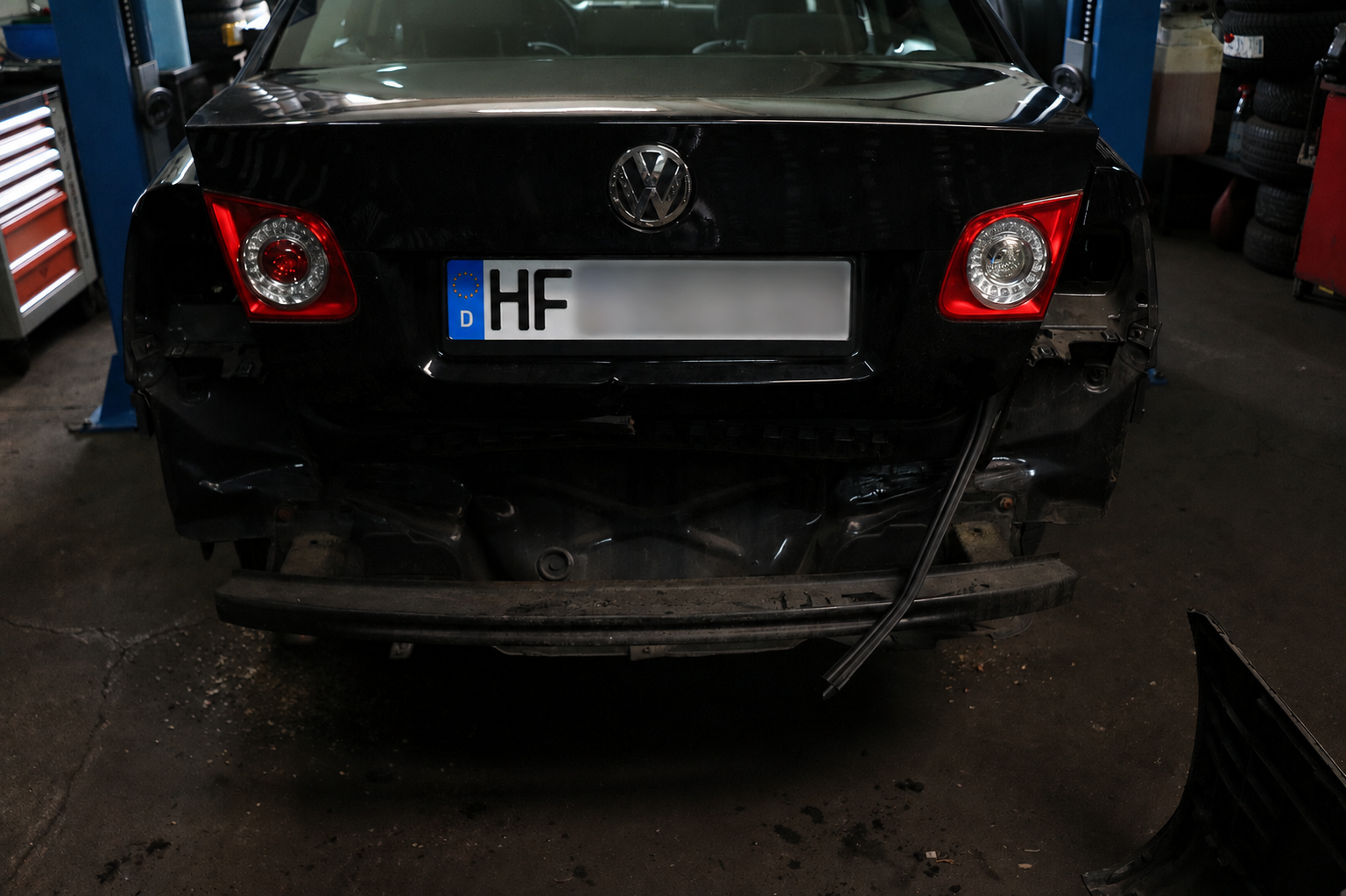 KFZ-Sachverständiger bei der Fahrzeugbegutachtung